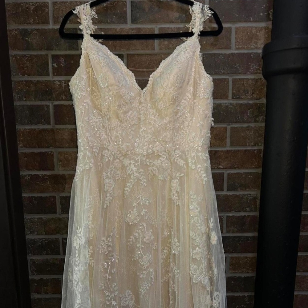 Lace Appliqué V-Neck Women's Dress in Ivory